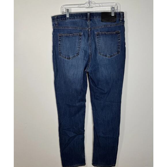 EDDIE BAUER Men’s Jeans 34x34 Classic Fit Straight Leg Stretch Denim Medium Wash - Picture 2 of 12